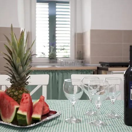 Central Square Slavuj דירה *