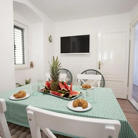 Central Square Slavuj Apartman *
