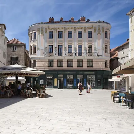 Central Square Slavuj Apartman *