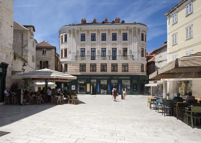 Central Square Slavuj Apartman *