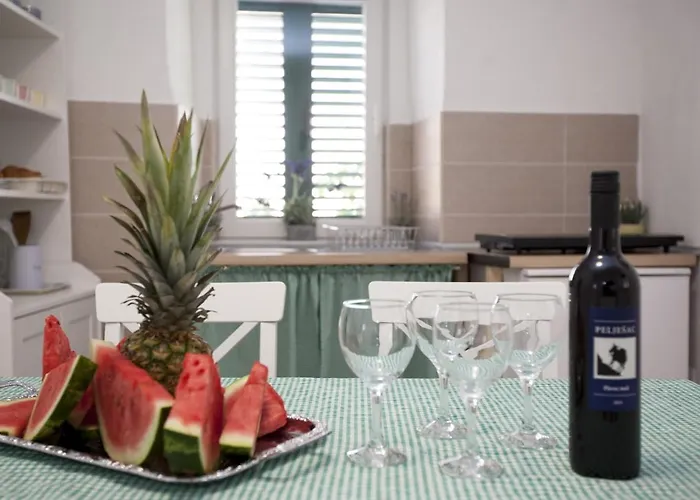 Central Square Slavuj Apartman *